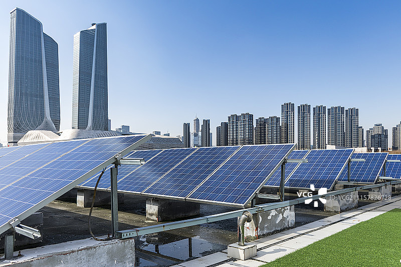 城市天际线与太阳能板图片素材