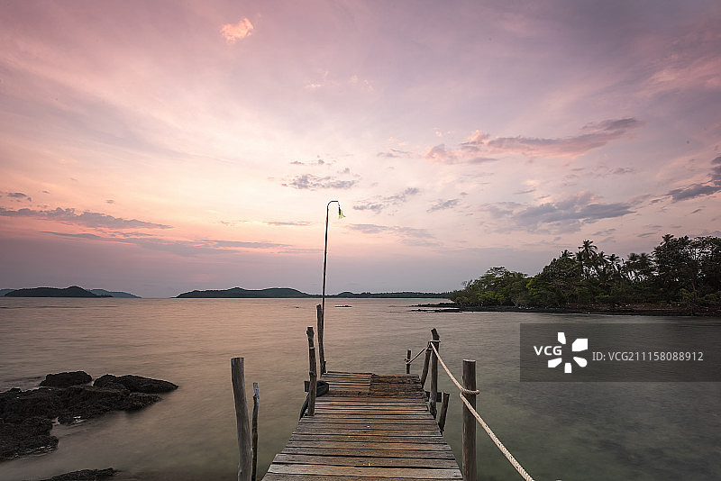海岛栈桥码头礁石高清图图片素材