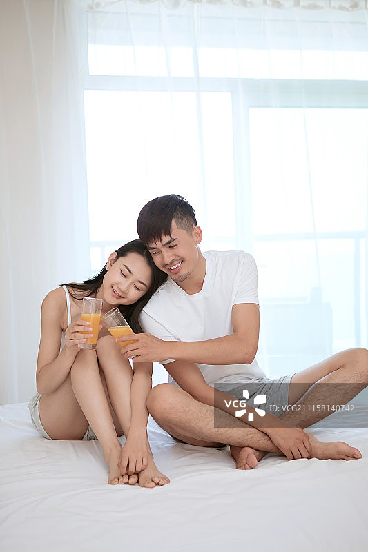 坐在床上的青年情侣图片素材