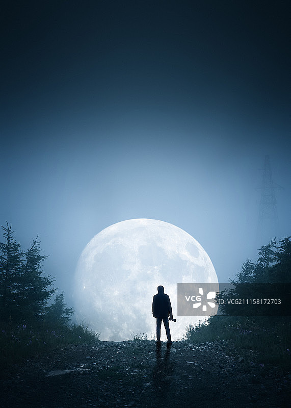 月光下手持照相机的一个人图片素材