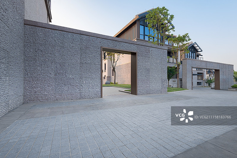 现代豪华别墅建筑及广场空地背景图图片素材