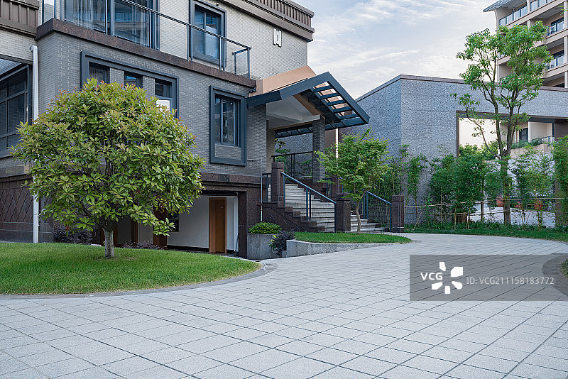 现代豪华别墅建筑及广场空地背景图图片素材