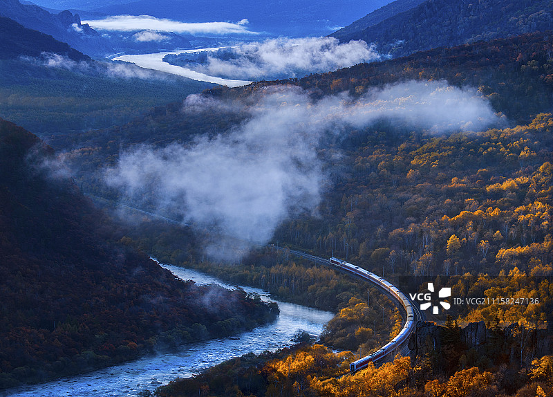 穿越金秋图片素材