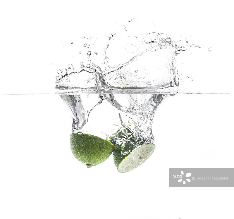 水果落入水中图片素材