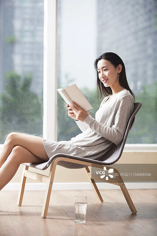 年轻女子在家看书图片素材