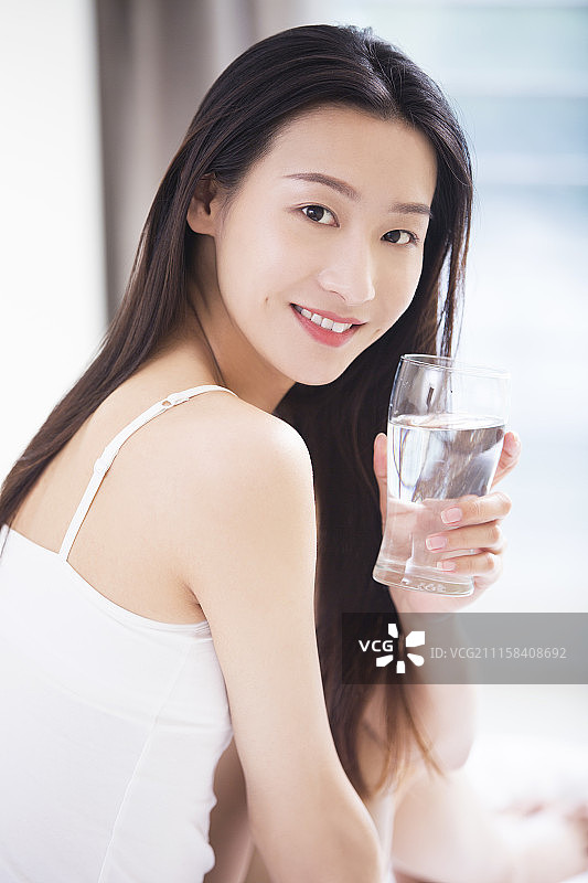 年轻美女喝水图片素材