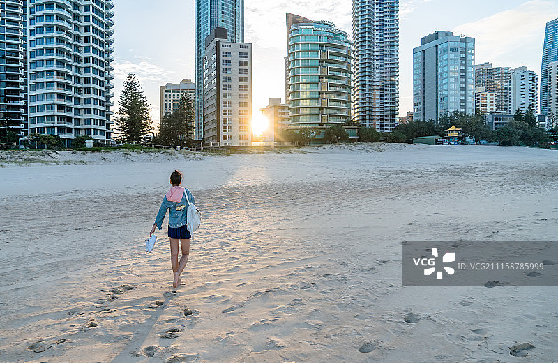 黄金海岸城市沙滩的姑娘图片素材