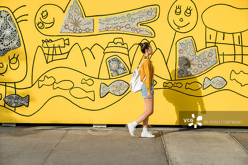 路过涂鸦墙图片素材