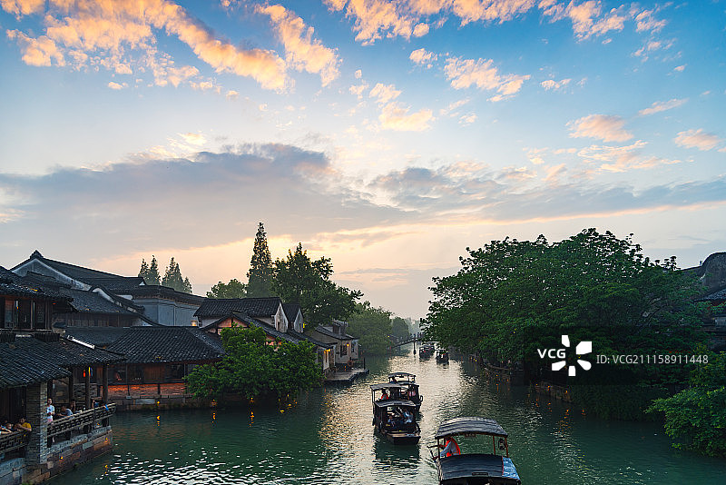 水镇晚霞游船图片素材