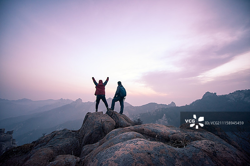 山顶的人图片素材