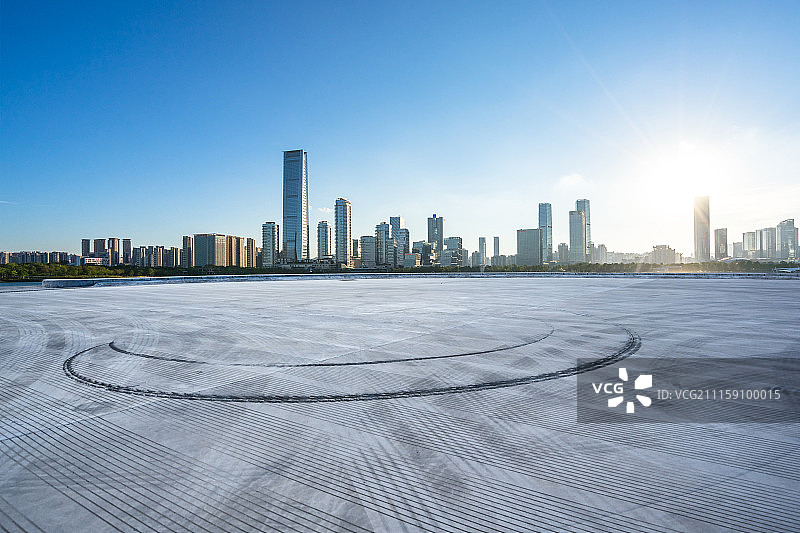 汽车漂移公园与城市天际线背景图片素材