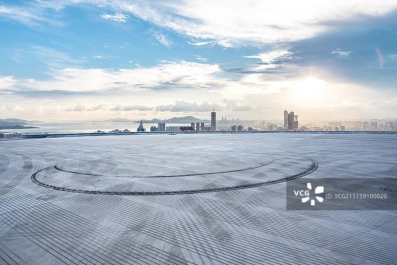 汽车漂移公园与城市天际线背景图片素材