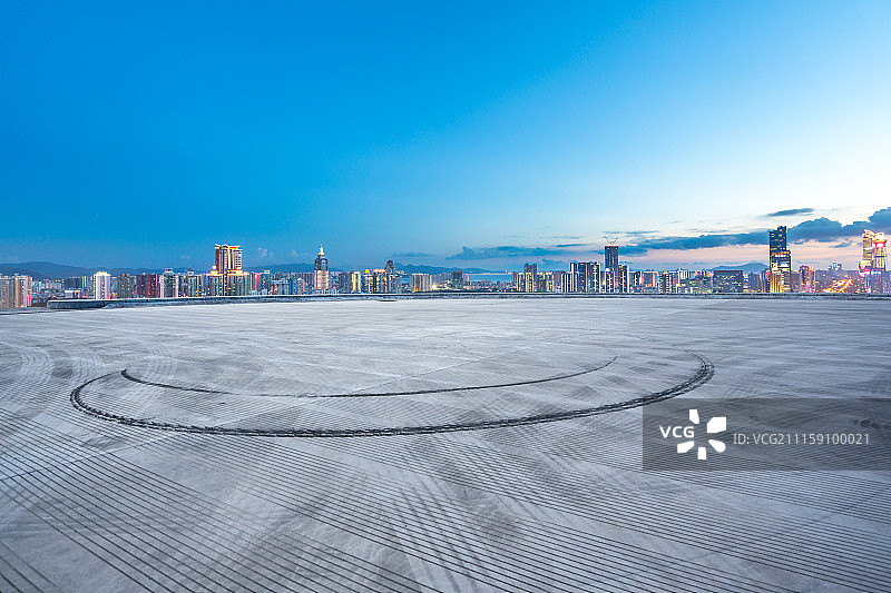 汽车漂移公园与城市天际线背景图片素材