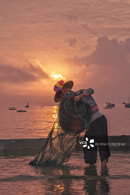 泉州惠安县日出捕鱼的女人图片素材
