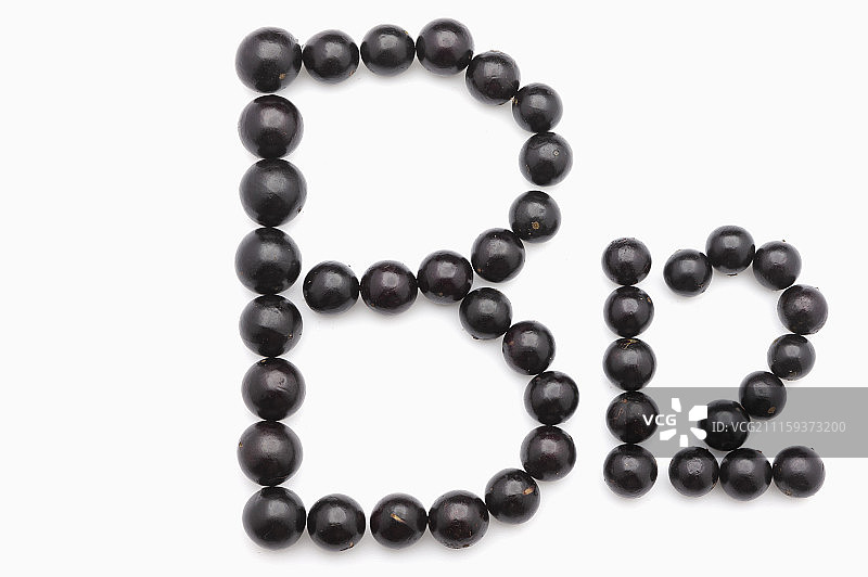 树葡萄排成英文字母B与数字12图片素材