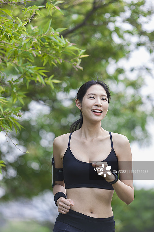 年轻女人在跑步图片素材