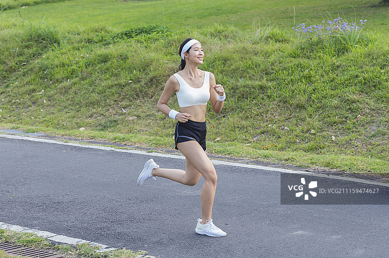 年轻女人在跑步图片素材
