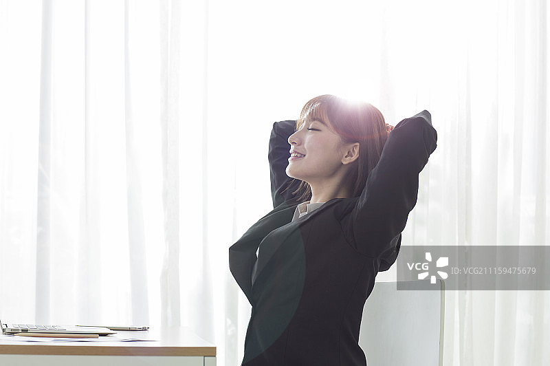 办公女性伸懒腰图片素材