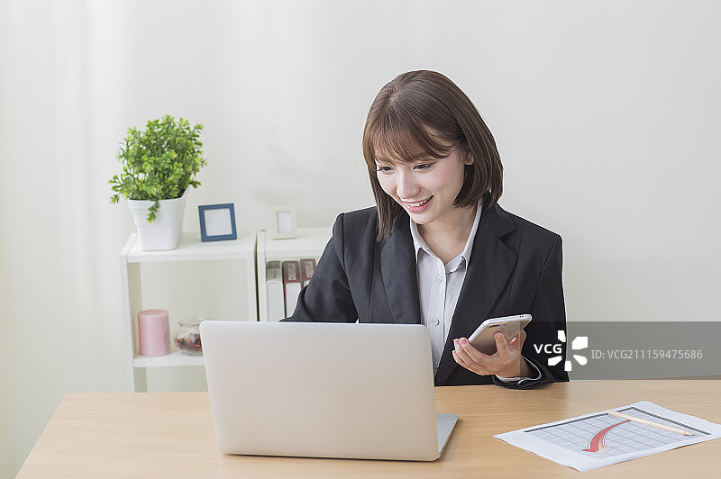 办公女性在看股票数据数据图片素材