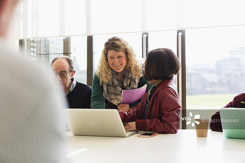 在会议室开会交谈的商务人士图片素材