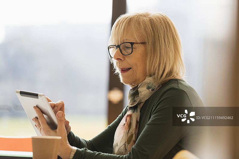 年长的女商人使用数位板图片素材