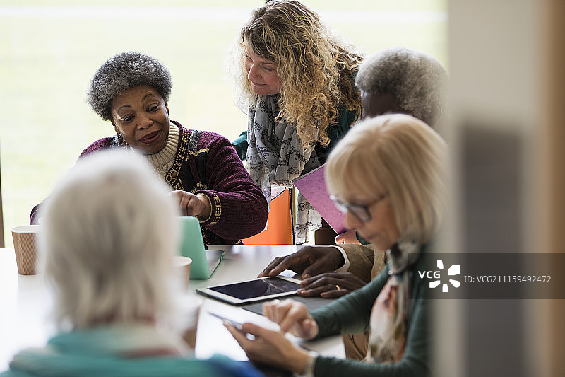 在会议室会谈的资深商务人士图片素材