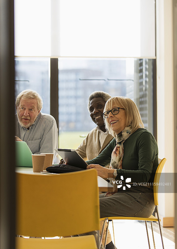 会议室里微笑的商务人士图片素材