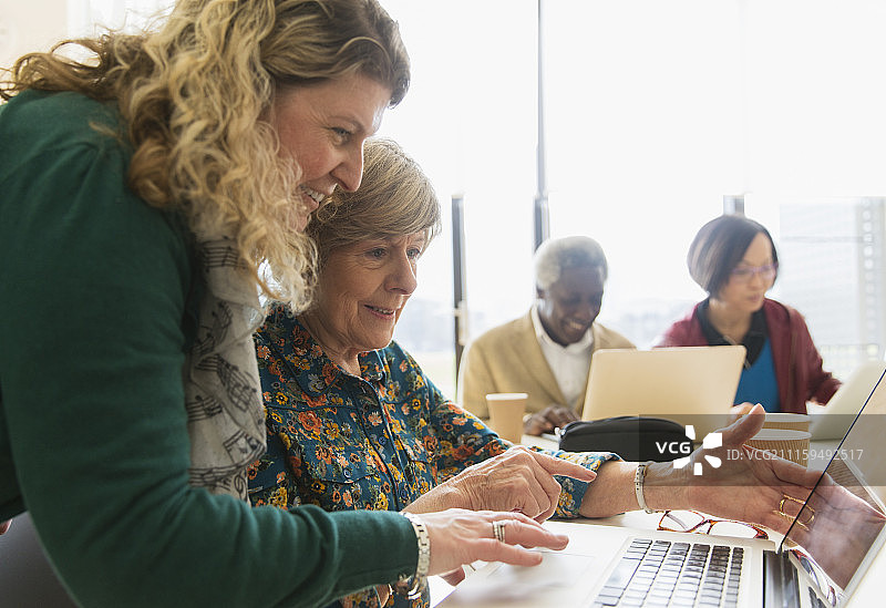 在会议室开会时使用笔记本电脑的商务女人图片素材