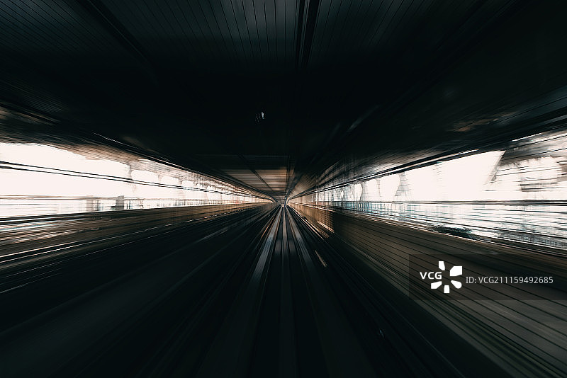 飞速移动的日本东京高速铁路图片素材