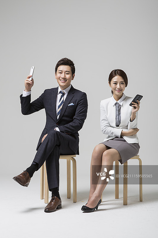 商务人士看智能手机摄影图片素材