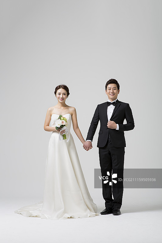 婚礼夫妇手牵手站在一起的摄影作品图片素材