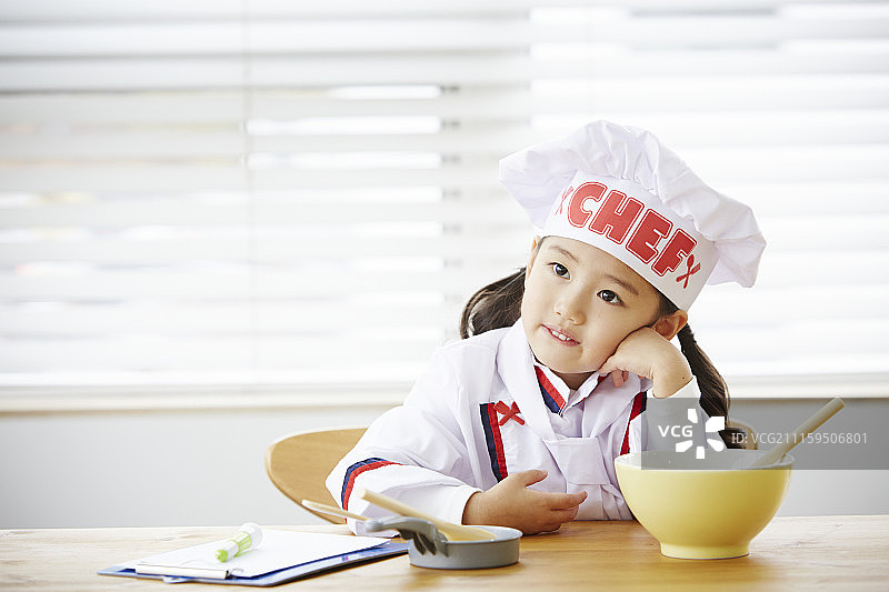 身穿厨师服烹饪的小女孩摄影作品图片素材