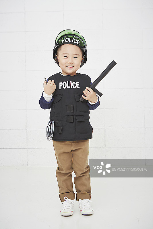 穿着警察制服站岗的小男孩摄影图片素材
