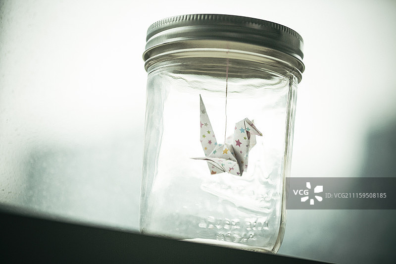 玻璃瓶中纸鹤摄影图片素材