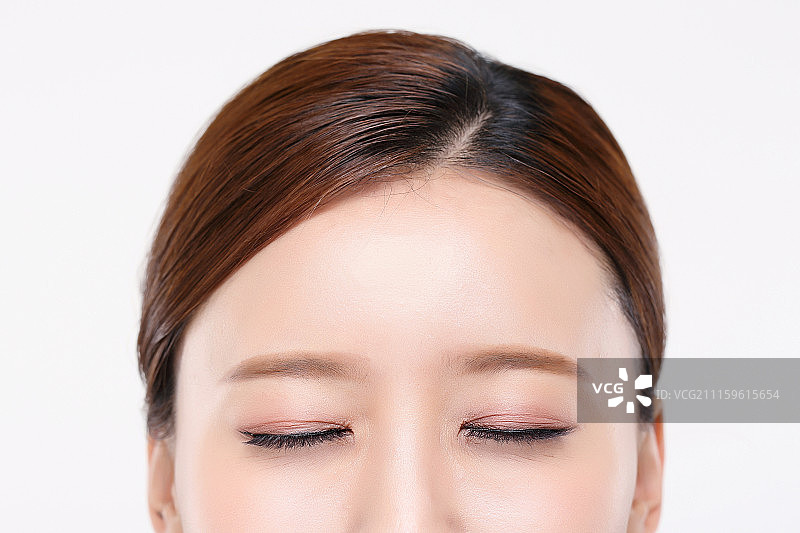 RF照片-美丽肖像的年轻女子孤立在白色的背景，概念的健康和皮肤护理。图片素材