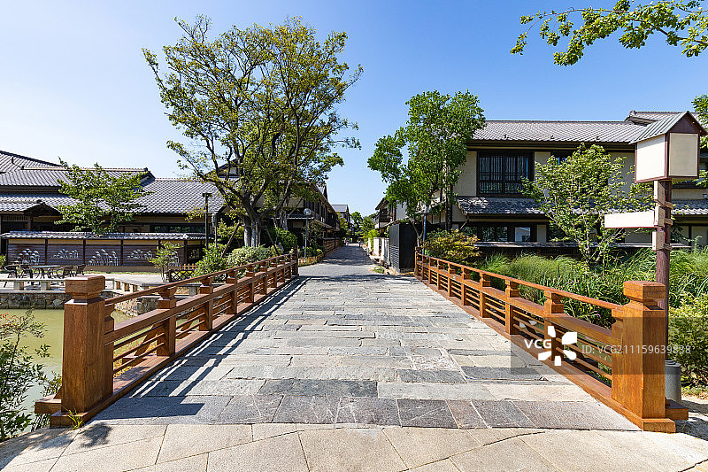 中式风格的客栈和木桥图片素材