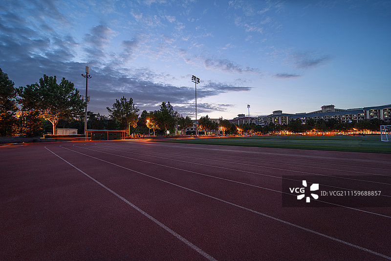 清华大学紫荆操场图片素材