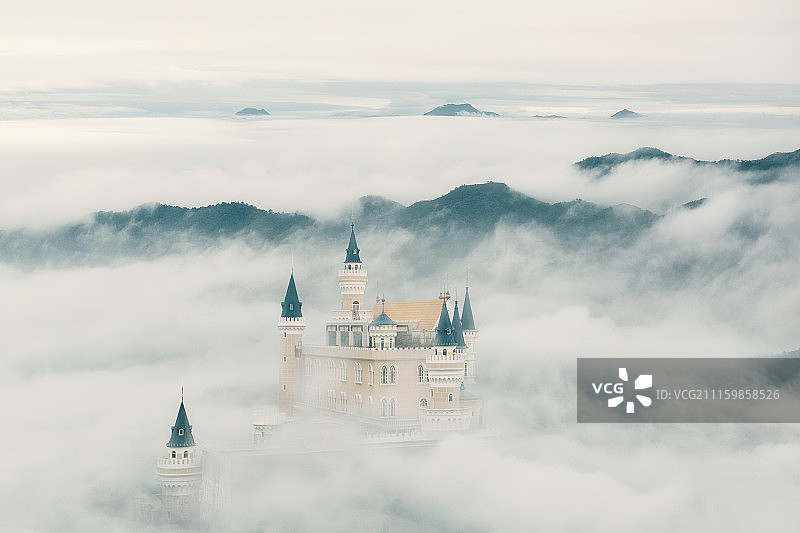 广东河源缺牙山云海与深圳城堡造型酒店的梦幻组合图片素材