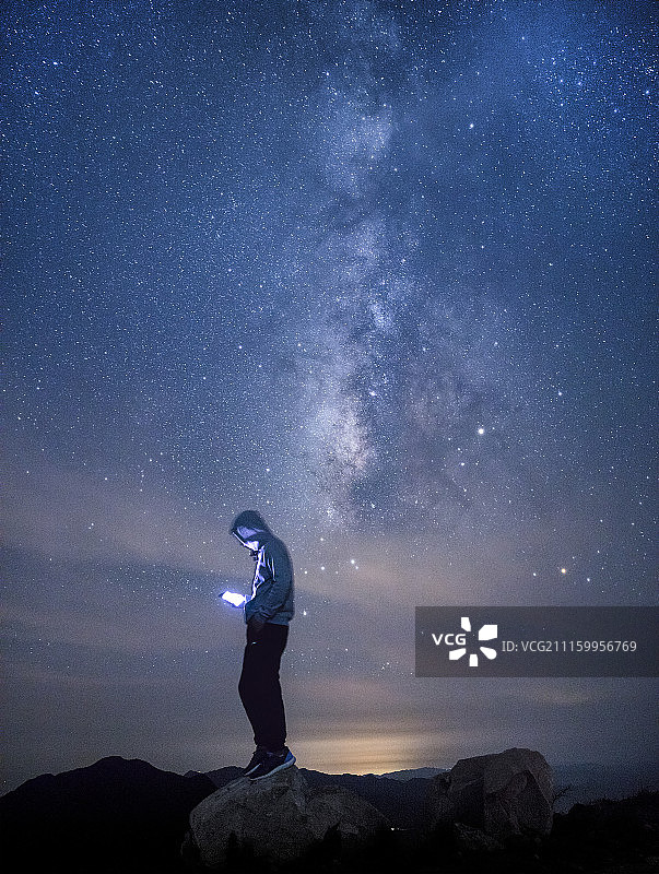 星空下的男孩图片素材