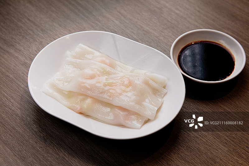 虾仁肠粉和酱油图片素材