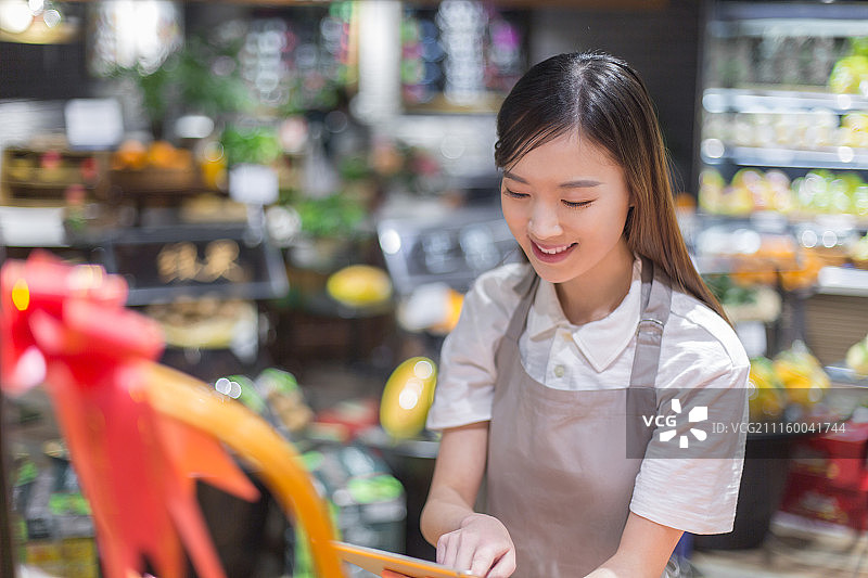 正在工作的超市工作人员图片素材