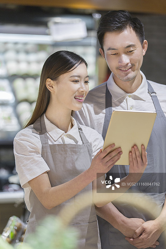 正在工作的超市工作人员图片素材