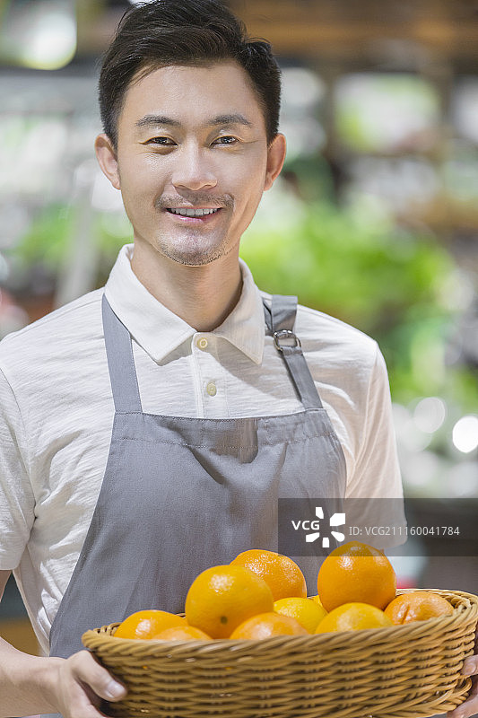 正在工作的超市工作人员图片素材