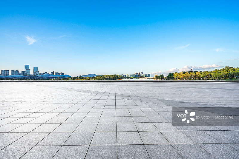宽阔广场与城市天际线图片素材