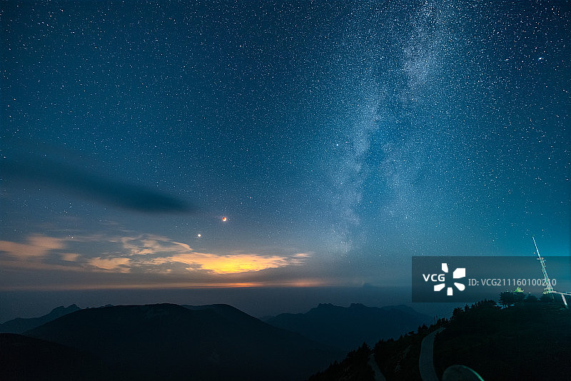 夜空银河与月全食图片素材