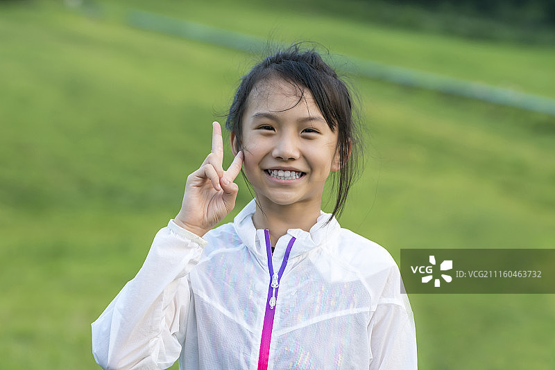 户外实践的女孩图片素材
