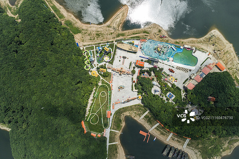 航拍吉林松花湖五虎岛水上世界娱乐场图片素材