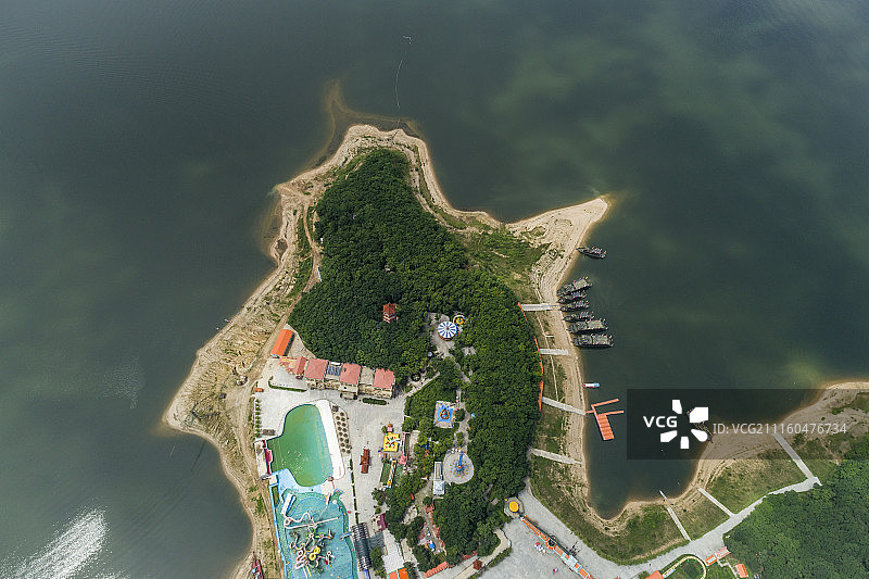 航拍吉林松花湖五虎岛水上世界娱乐场图片素材