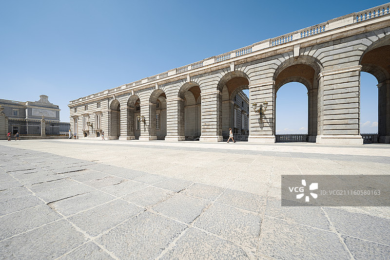 西班牙马德里皇宫广场空地图片素材