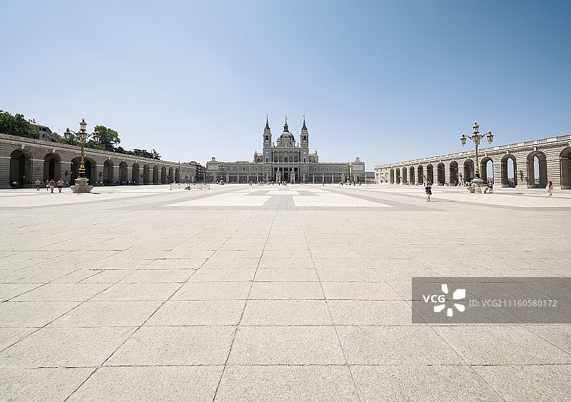 西班牙马德里皇宫广场空地图片素材